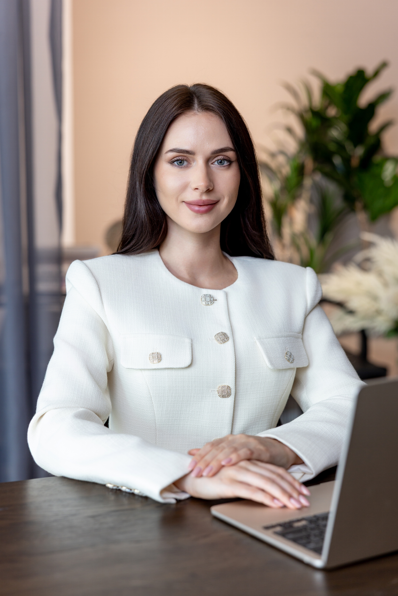 Kate teaching English to young children in Dubai with books and flashcards